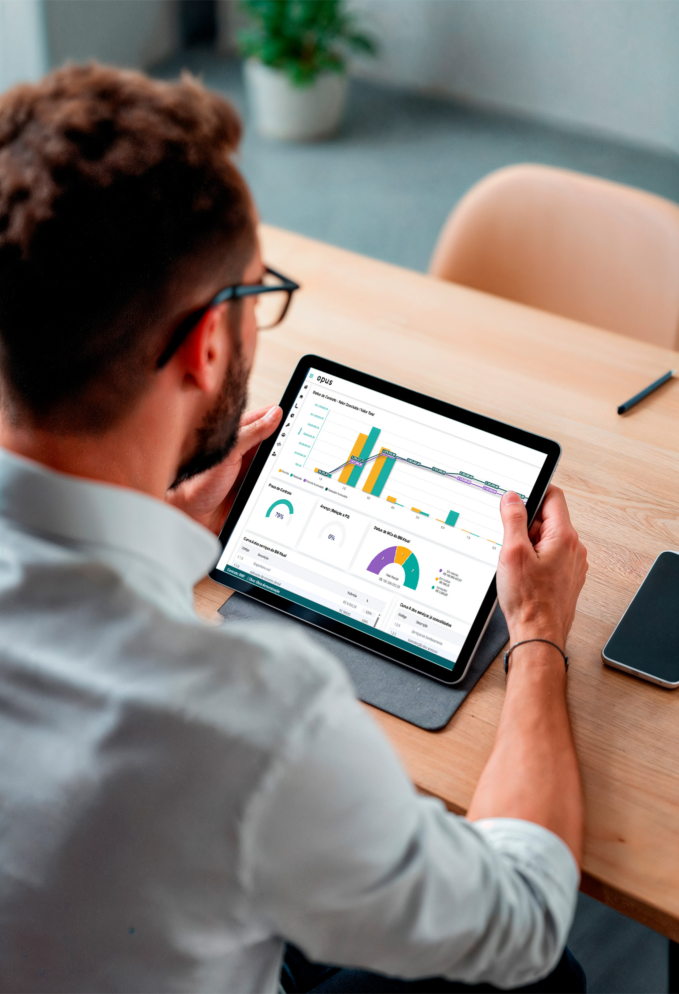 Profissional utilizando tablet com relatório diário de obra